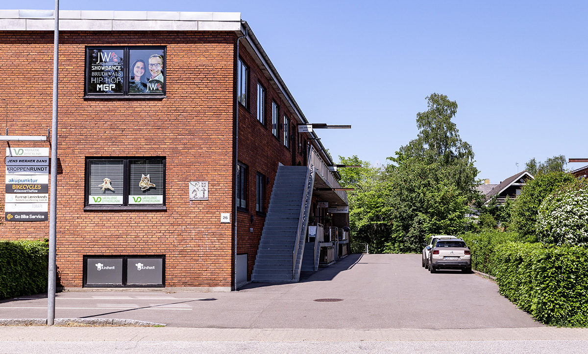 A building with cars next to it.